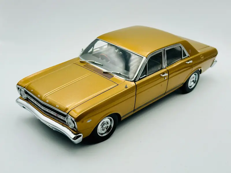 1:18 1967 Ford Xr Falcon Gt -- Gold -- Classic Carlectables 1