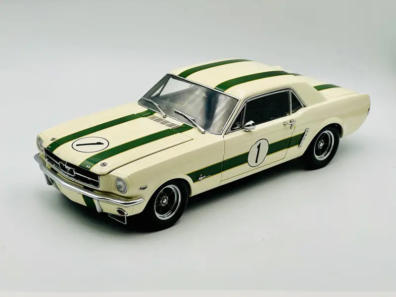 1:18 1967 Ian "Pete" Geoghegan - #1 Castrol Ford Mustang -- Classic Carlectables 1