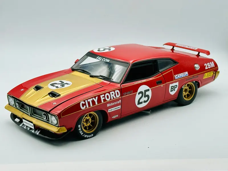 1:18 1975 Bathurst Allan Moffat/Geoghegan -- Ford Xb Falcon Gt -- Biante/Autoart 1