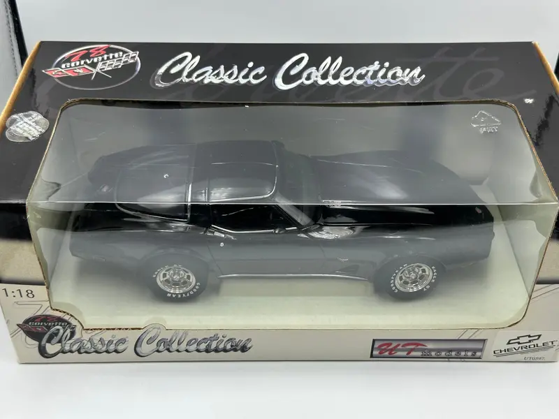 1:18 1978 Chevrolet Corvette (C3) Coupe -- Black -- Ut Models 1