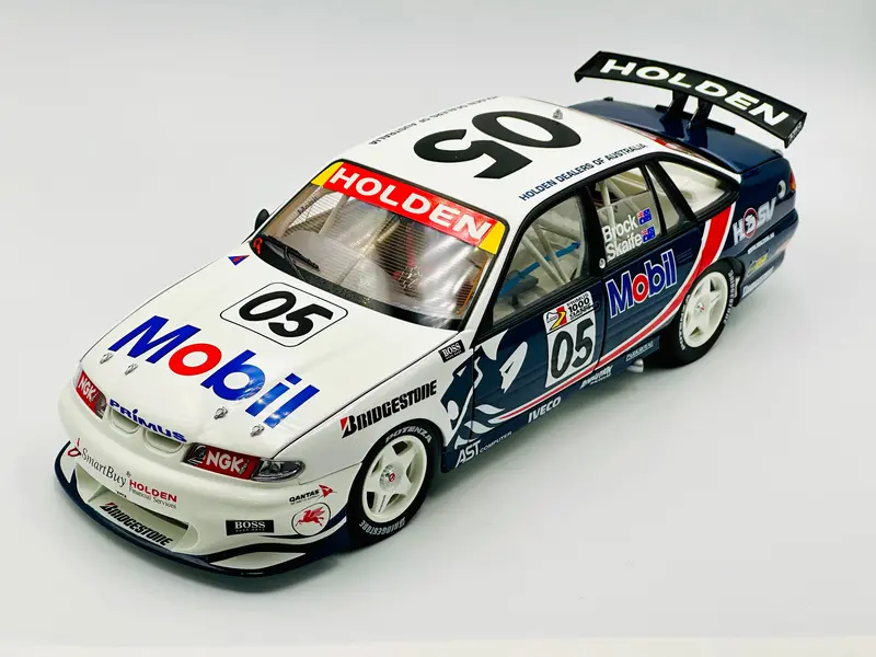 1:18 1997 Bathurst Brock/Skaife -- Holden Vs Commodore -- Classic Carlectables 1