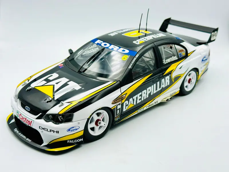 1:18 2004 Craig Lowndes -- Fpr Ford Ba Falcon -- Classic Carlectables 1
