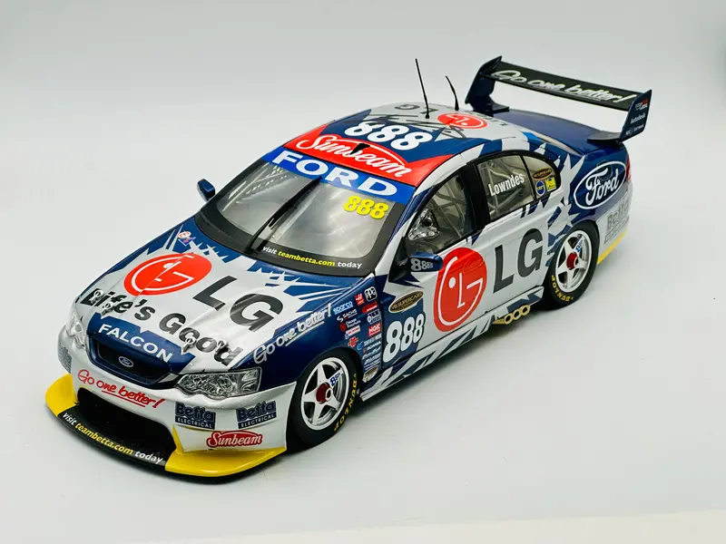 1:18 2005 Craig Lowndes *Signed* -- Shanghai Lg -- Classic Carlectables 1