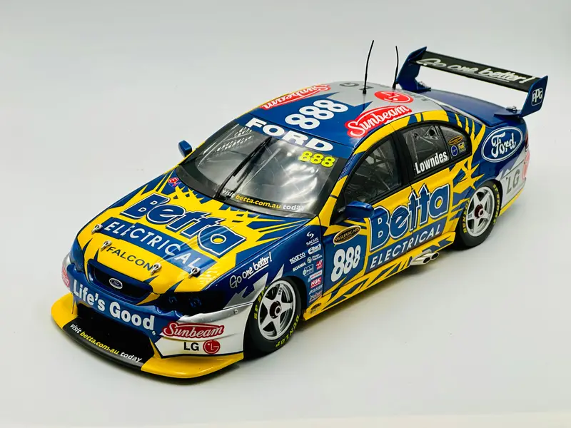 1:18 2005 Craig Lowndes -- Team Betta Electrical -- Classic Carlectables 1
