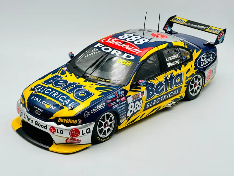 1:18 2006 Bathurst Winner -- Craig Lowndes/Jamie Whincup -- Classic Carlectables 1