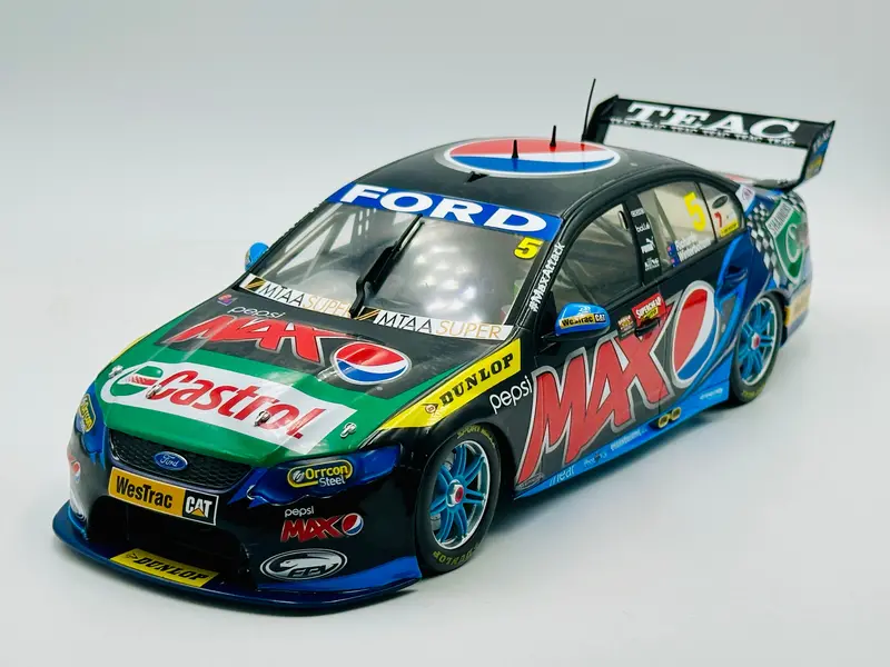 1:18 2013 Bathurst Winner -- #5 Winterbottom /Richards -- Classic Carlectables 1