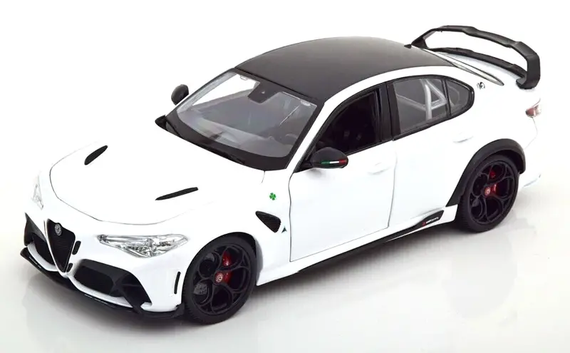 1:18 Alfa Romeo Giulia Gtam -- Metallic White -- Bburago 1