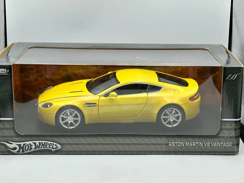 1:18 Aston Martin V8 Vantage -- Yellow -- Hot Wheels G7159 1