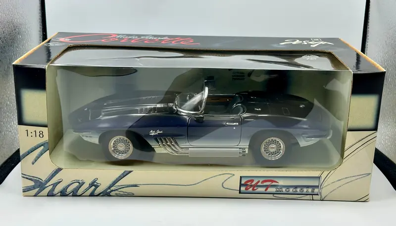 1:18 Chevrolet Corvette Mako Shark -- Navy/White -- Ut Models 1