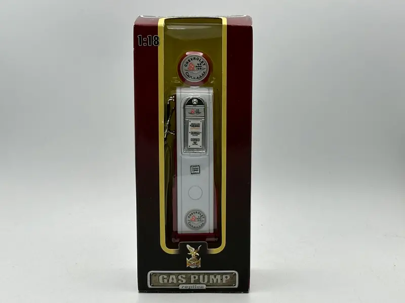 1:18 Chevrolet Corvette -- Vintage Gas/Petrol Pump -- Road Signature 1