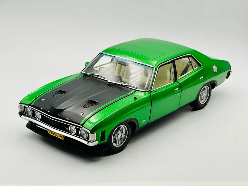 1:18 Ford Xa Falcon Gt-Ho Phase Iv (4) -- Calypso Green -- Classic Carlectables 1
