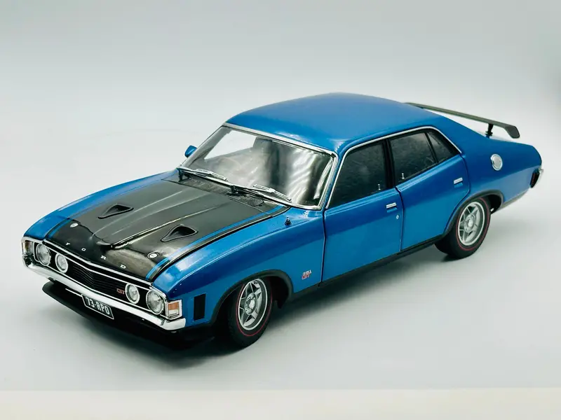 1:18 Ford Xa Falcon Rpo83 Sedan -- Cosmic Blue -- Classic Carlectables 1