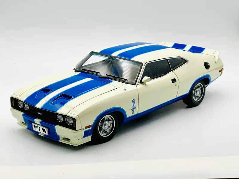 1:18 Ford Xc Falcon Cobra Option 96 -- White W/Blue Stripes -- Classic 1