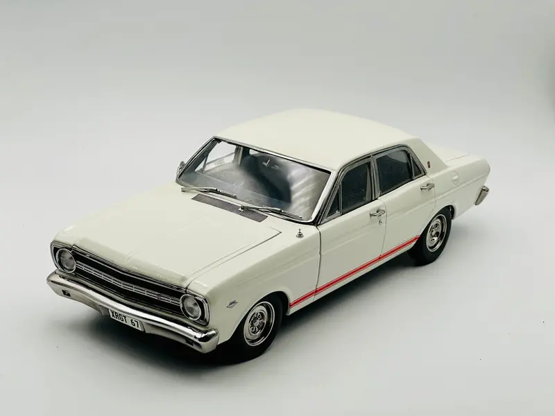 1:18 Ford Xr Falcon Gt -- Avis White -- Classic Carlectables 1