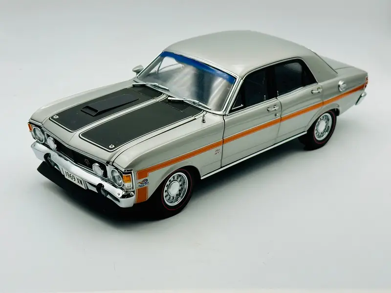 1:18 Ford Xw Falcon Gt-Ho Phase 1 -- Silver Fox -- Classic Carlectables 1