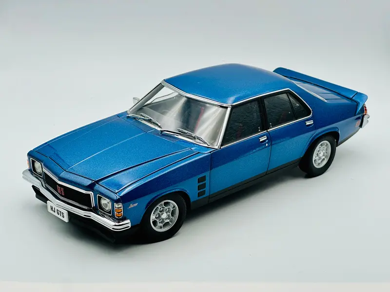 1:18 Holden Hj Monaro Gts Sedan -- Deauville Blue -- Classic Carlectables 1