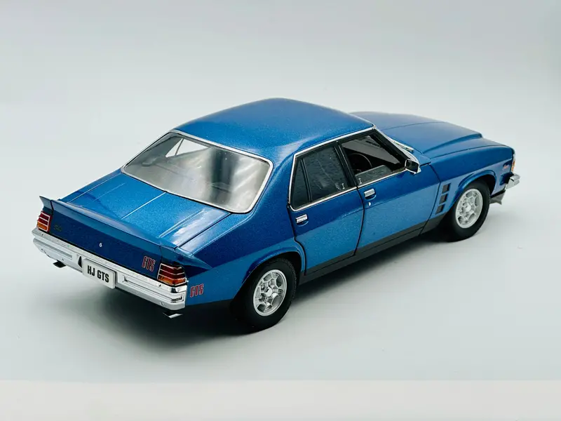 1:18 Holden Hj Monaro Gts Sedan -- Deauville Blue -- Classic Carlectables 2
