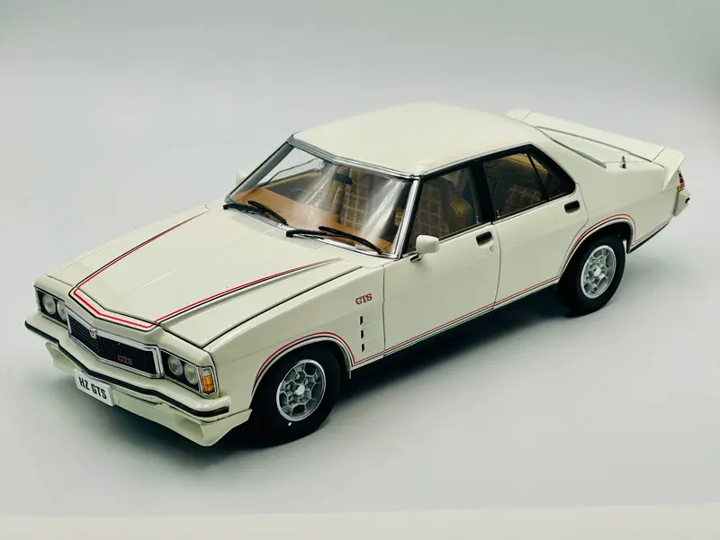 1:18 Holden Hz Monaro Gts Sedan -- Palais White -- Classic Carlectables 1