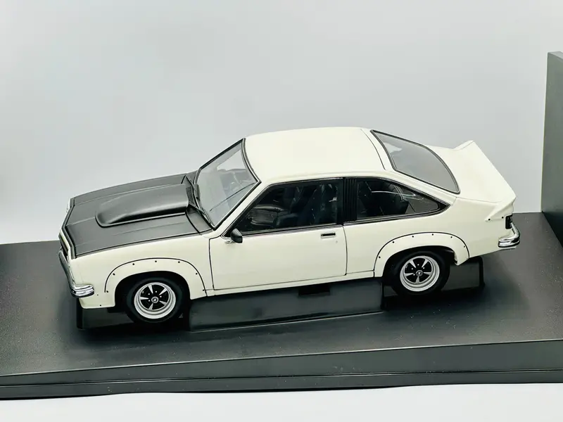 1:18 Holden Lx Torana Ss A9x -- Palais White/Black -- Biante/Autoart 1
