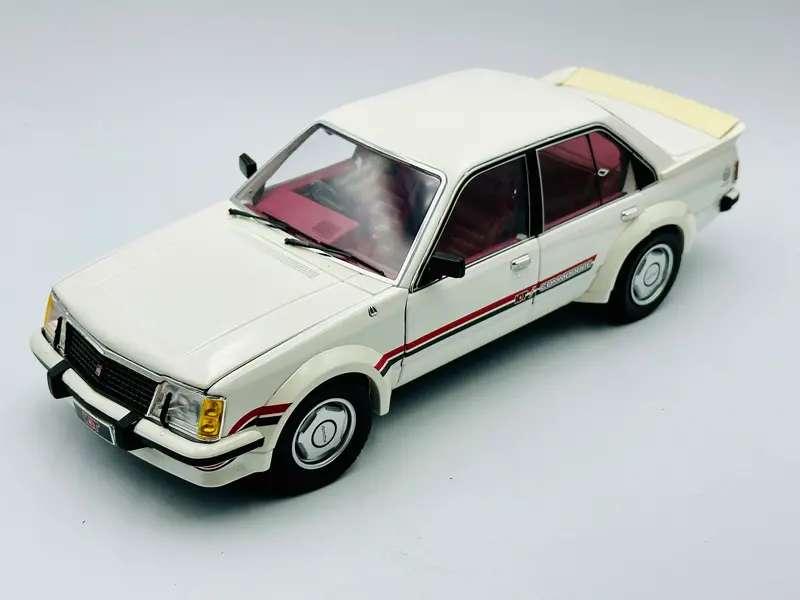 1:18 Holden Vc Hdt Commodore -- Palais White -- Biante 1