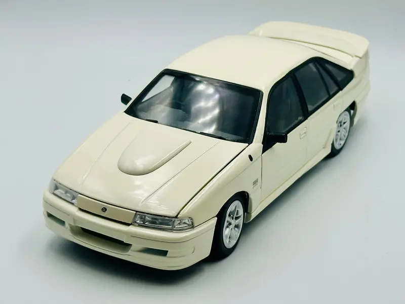 1:18 Holden Vn Commodore Ss Group A -- Alpine White -- Biante 1