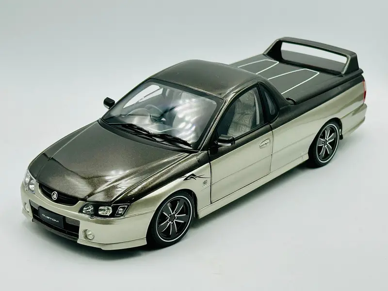 1:18 Holden Vy Commodore Ss Ute -- Custom Grey/Silver -- Classic Carlectables 1