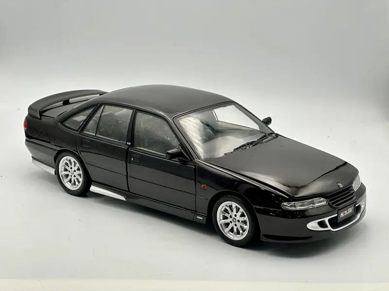 1:18 Hsv Vs Senator 215I -- Cherry Black -- Biante (Holden Special Vehicles) 1