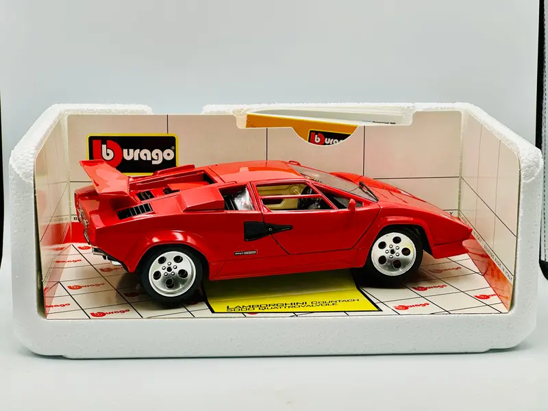 1:18 Lamborghini Countach 5000 Quattrovalvole -- Red -- Bburago 1