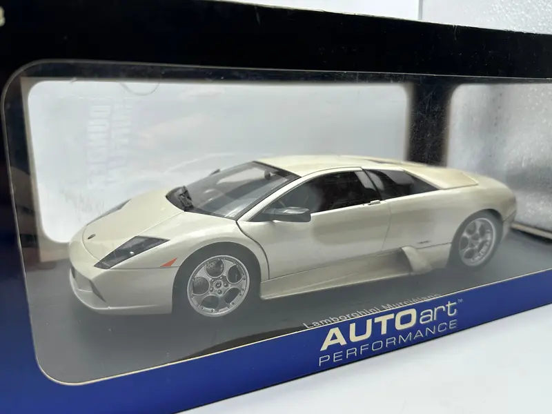 1:18 Lamborghini Murcielago -- Balloon White -- Autoart 74516 1