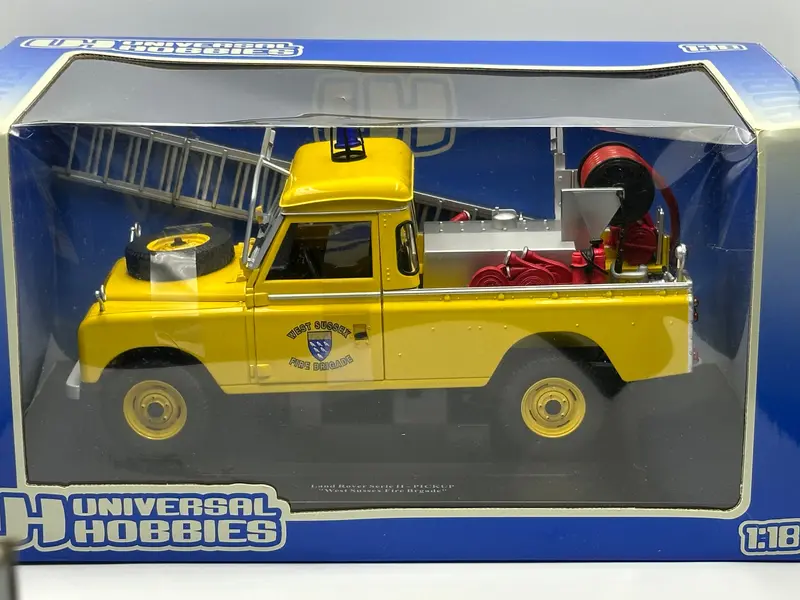 1:18 Land Rover Series Ii -- West Sussex Fire Brigade -- Universal Hobbies 1