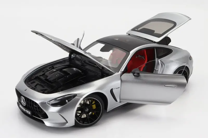 1:18 Mercedes-Benz Amg Gt63 Coupe -- Hightech Silver -- Nzg: Dealer Edition 2