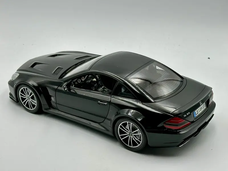 1:18 Mercedes-Benz Sl 65 Amg Black Series -- Black -- Minichamps Dealer 2
