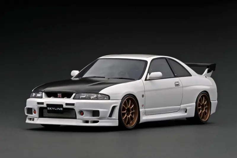 1:18 Nissan Skyline Gt-R (Bcnr33) -- White W/Carbon Bonnet -- Ignition Ig2781 1