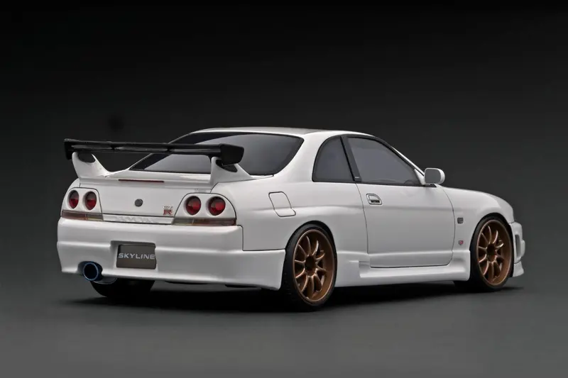 1:18 Nissan Skyline Gt-R (Bcnr33) -- White W/Carbon Bonnet -- Ignition Ig2781 2