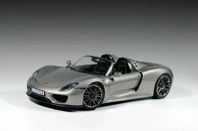 1:18 Porsche 918 Spyder -- Silver -- Minichamps Dealer Edition 1