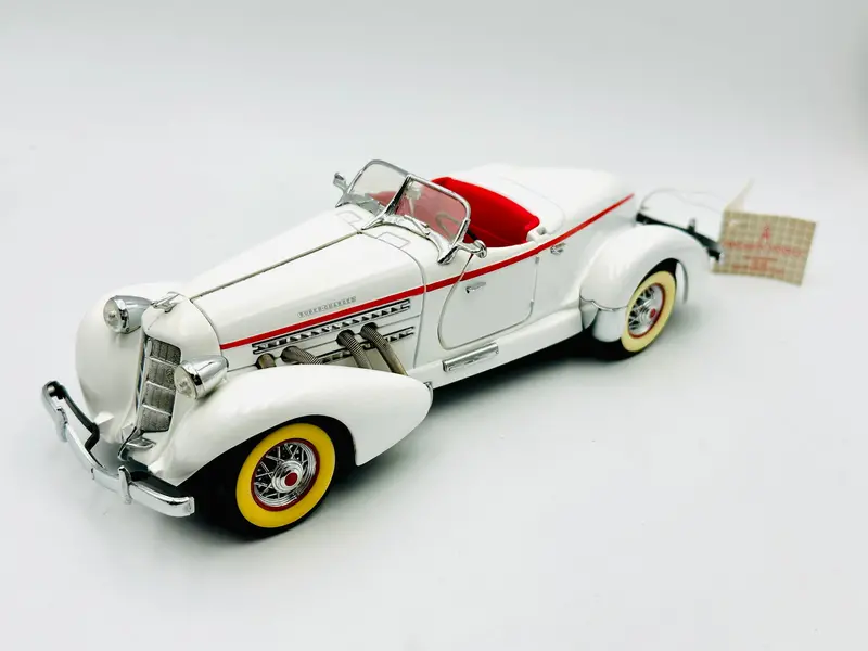1:24 1935 Auburn 851 Boat Tail Roadster -- White -- Franklin Mint 1