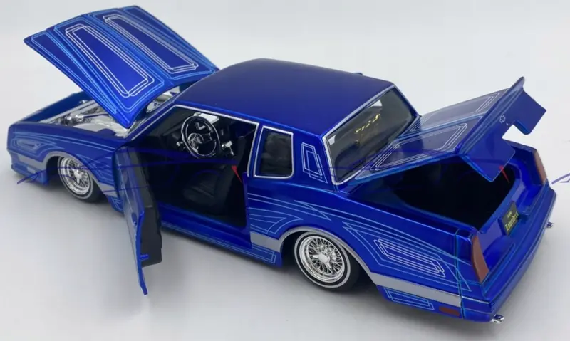 1:24 1986 Chevrolet Monte Carlo Ss Lowrider -- Candy Blue -- Maisto Design 2