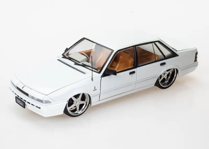 1:24 Holden Vl Calais - Custom -- White -- Dda Collectibles 1