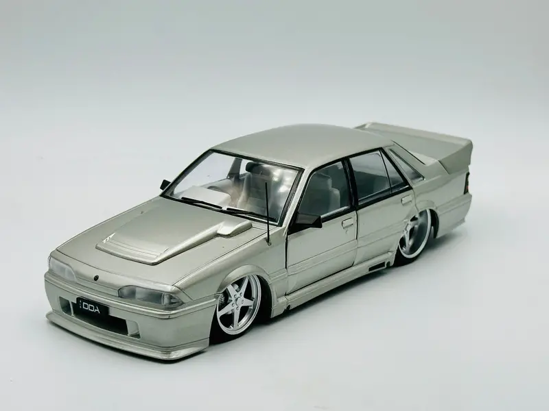 1:24 Holden Vl Commodore Walkinshaw -- Silver -- Dda Collectibles: Sfragismeno 1