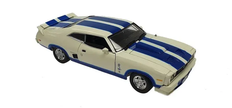 1:32 Ford Falcon Xc Cobra Option 97 -- White W/Blue Stripes -- Dda Collectibles 1