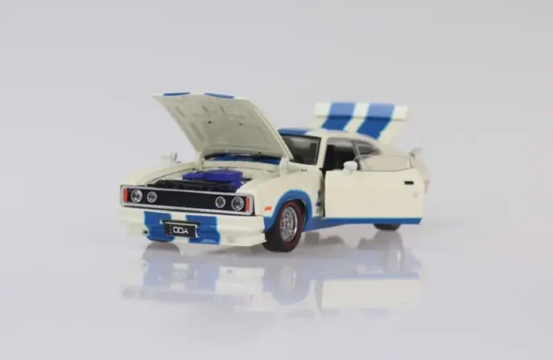 1:32 Ford Falcon Xc Cobra Option 97 -- White W/Blue Stripes -- Dda Collectibles 2