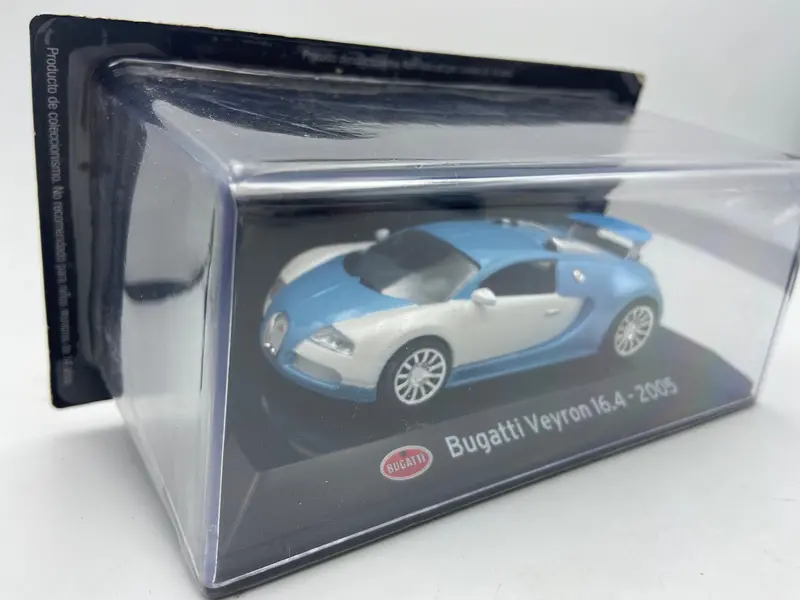 1:43 2005 Bugatti Veyron 16.4 -- White/Blue -- Atlas 1