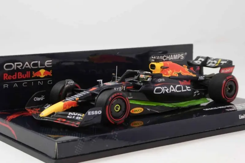1:43 2022 Max Verstappen -- Flow-Vis Test -- #1 Red Bull Rb18 -- Minichamps F1 1