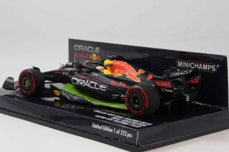 1:43 2022 Max Verstappen -- Flow-Vis Test -- #1 Red Bull Rb18 -- Minichamps F1 2