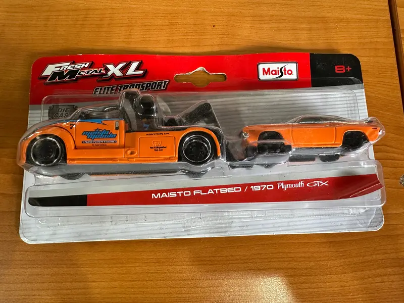 1:64 1970 Plymouth Gtx (Orange) W/Maisto Flatbed -- Maisto Transport 1