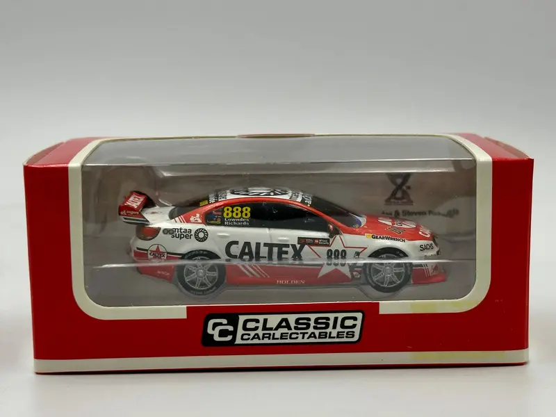 1:64 2017 Lowndes/Richards -- Sandown Retro Livery -- Classic Carlectables 1