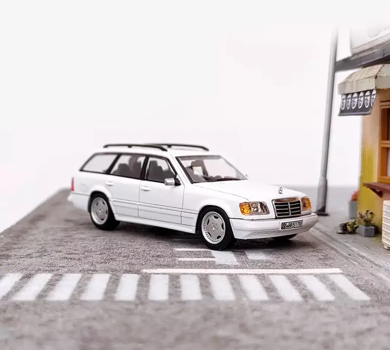 1:64 Mercedes-Benz S124 -- White -- Mortal 1