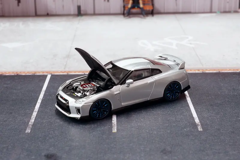 1:64 Nissan Gt-R (R35) 50Th Anniversary -- Ultimate Metal Silver -- Motorhelix 1