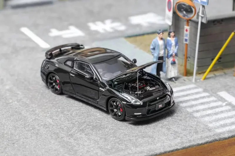 1:64 Nissan R35 Gt-R -- Black -- Focal Horizon 1