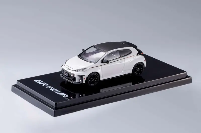 1:64 Toyota Gr Yaris Rz High Performance - Super White Ii W/Stripe - Hobby Japan 1